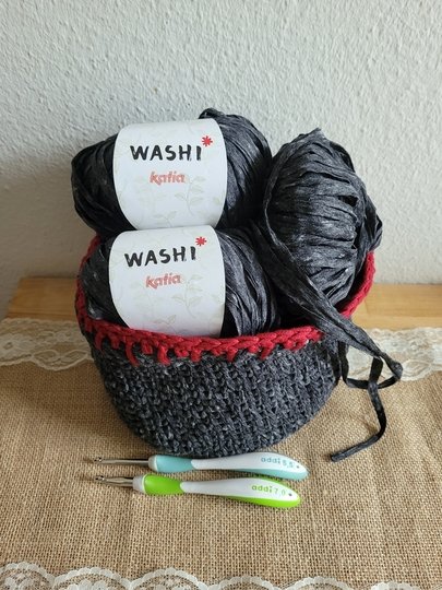 Kleiner Korb mit Holzboden