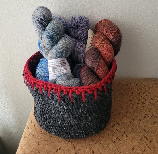 Kleiner Korb mit Holzboden