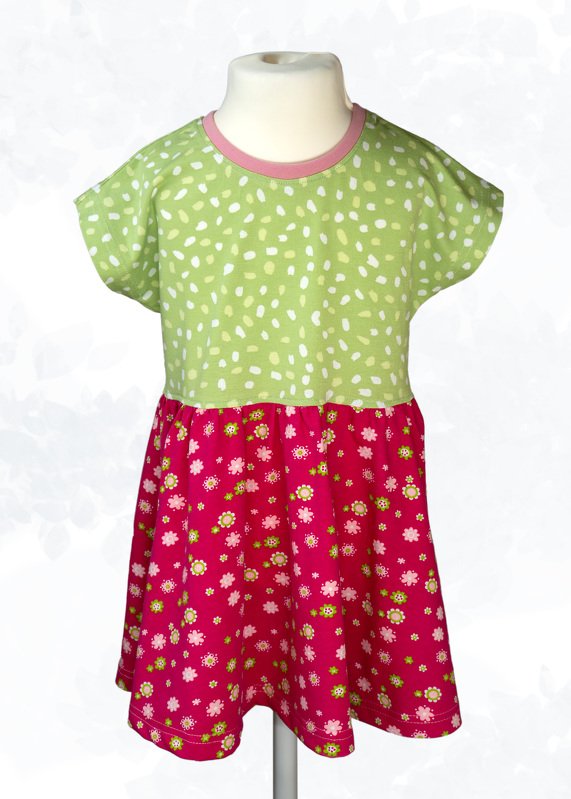 Kurzarm-Mädchenkleid mit Taillennaht und geblümtem Rock auf Schaufensterpuppe