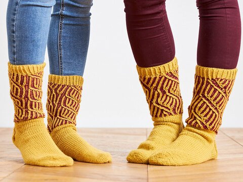SOCKEN & SOFASOCKEN IN CURRY/BORDEAUX