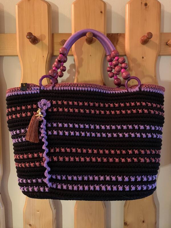 Schwarz-lila-rosafarbener gehäkelter Shopper mit Holzperlengriffen und Quaste, ideal für den Einkauf.