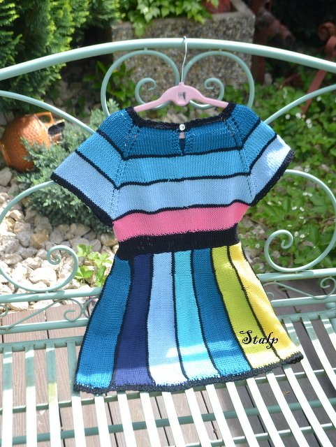 Gestreiftes Kurzarm-Kinderkleid mit Knopf am Ausschnitt auf einem Kleiderbügel