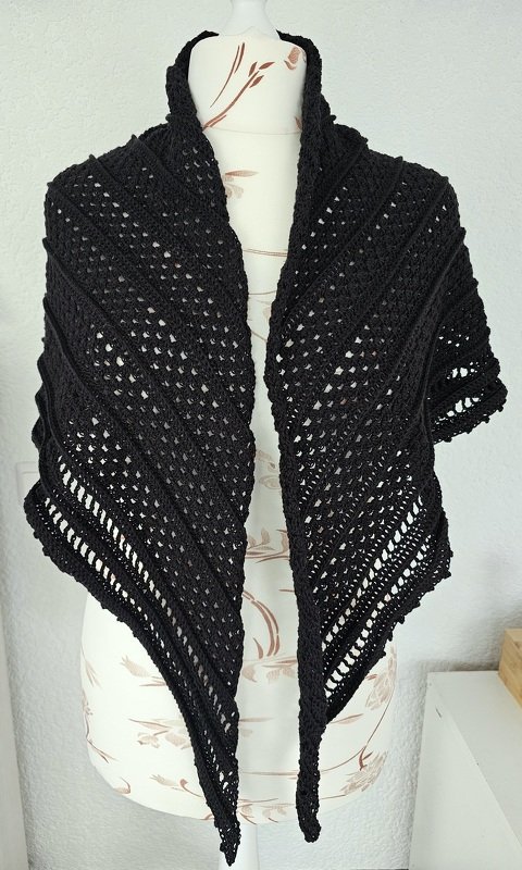 Schwarzes gehäkeltes Dreieckstuch mit Ajour- und Rippenmustern auf einer Schneiderbüste drapiert