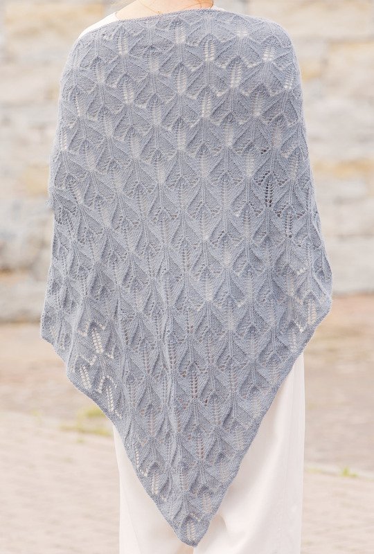 Strickset in Grau aus Armstulpen, Umhängetasche und Dreieckstuch