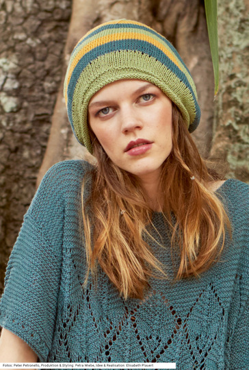 Petrolfarbener Shirt-Pulli und gestreifte Mütze