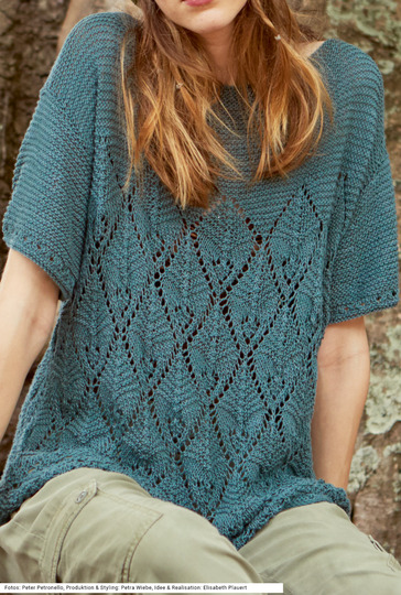 Petrolfarbener Shirt-Pulli und gestreifte Mütze