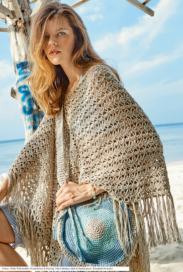 Beigefarbener Häkelponcho und runde Häkeltasche