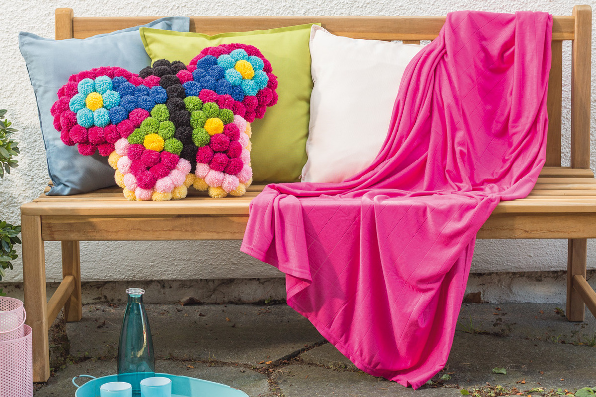 Schmetterlingskissen aus kunterbunten Pompons