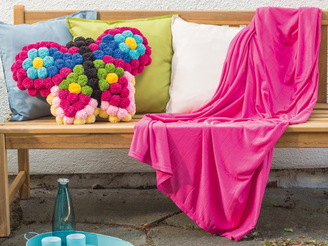 Schmetterlingskissen aus kunterbunten Pompons