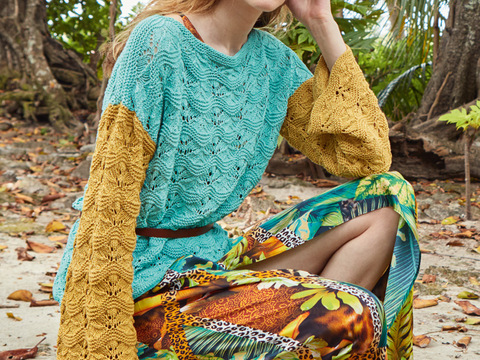 Gestrickter Pulli im Wellenmuster