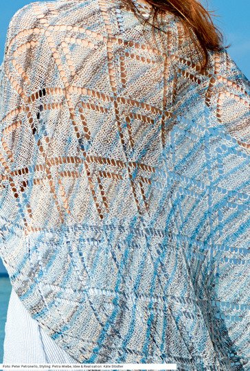 Asymmetrisches Tuch in blauem Farbverlaufsgarn