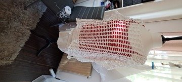 Leichter weißer Poncho aus offenem Häkelnetz mit Fransen, drapiert auf Schneiderpuppe