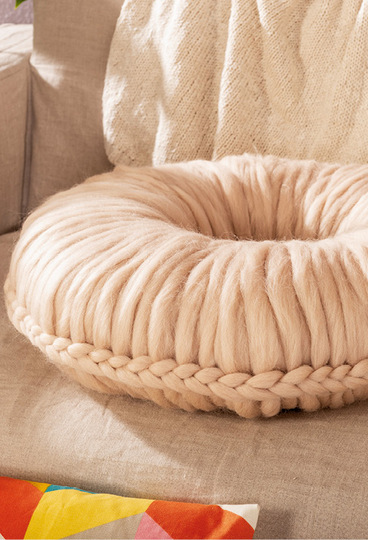 Häkel-Set aus 3 Kissen, 2 Paar Pantoffeln und 1 Hockerbezug in Pastelltönen