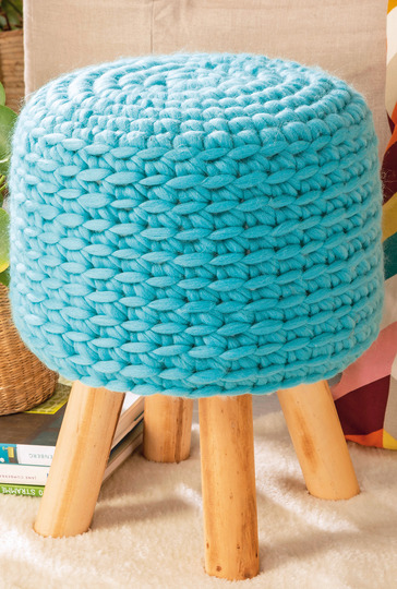 Häkel-Set aus 3 Kissen, 2 Paar Pantoffeln und 1 Hockerbezug in Pastelltönen