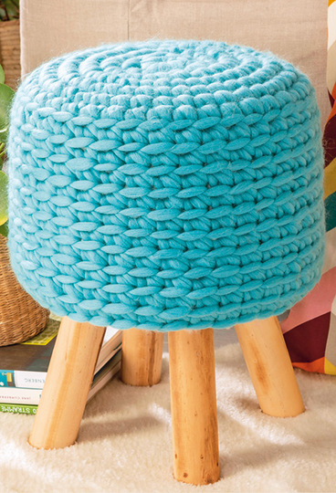 Häkel-Set aus 3 Kissen, 2 Paar Pantoffeln und 1 Hockerbezug in Pastelltönen