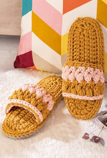 Häkel-Set aus 3 Kissen, 2 Paar Pantoffeln und 1 Hockerbezug in Pastelltönen