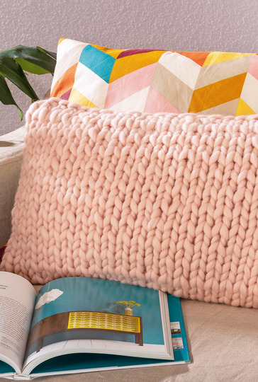 Häkel-Set aus 3 Kissen, 2 Paar Pantoffeln und 1 Hockerbezug in Pastelltönen
