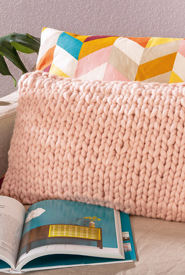 Häkel-Set aus 3 Kissen, 2 Paar Pantoffeln und 1 Hockerbezug in Pastelltönen