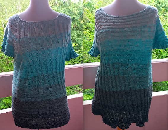 Mannequin trägt gestrickte Kurzarm-Tunika mit türkis-grauem Farbverlauf und geripptem Muster