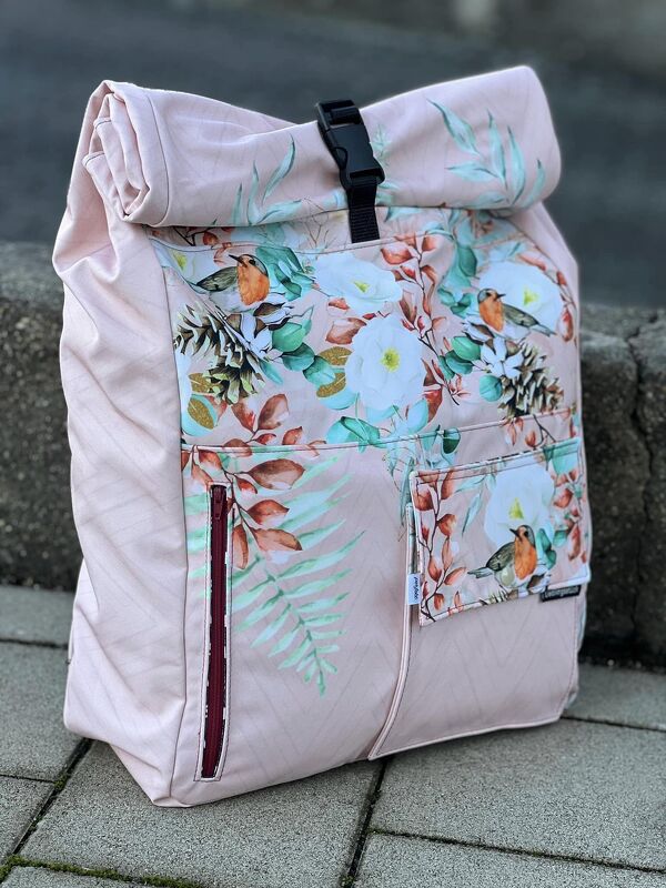 Rosa Rolltop-Rucksack mit Blumen- und Vogelmotiv, Außentasche mit Klappe und seitlicher Reißverschlusstasche