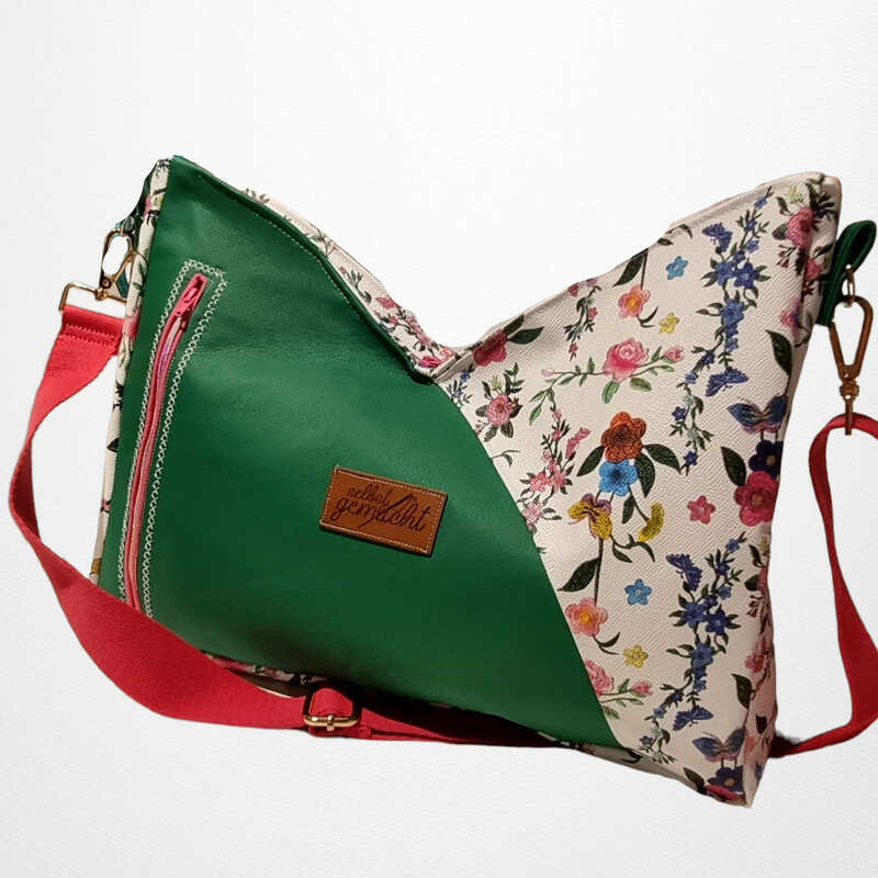 Grüne Umhängetasche mit floralem Muster, rotem Gurt und pinker Reißverschlusstasche