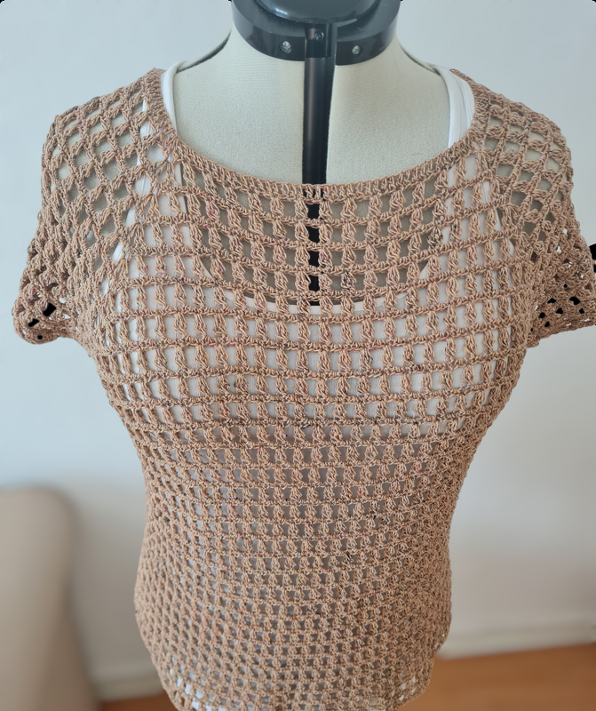 Beiges gehäkeltes Kurzarm-Netzshirt mit Rundhals auf Schneiderpuppe über weißem Top