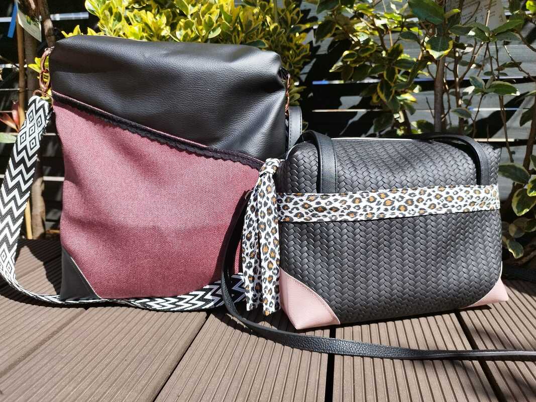 Zwei selbstgenähte Taschen auf einer Holzterrasse: große Umhängetasche mit geometrischem Gurt, kleine geflochtene Schultertasche mit Leopardenmuster.