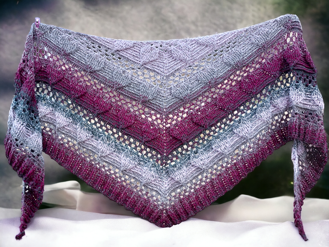 Flat triangular scarf „Yeona BE” – crochet pattern