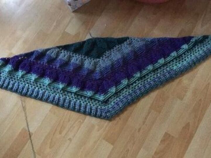 Flaches Dreieckstuch „Yeona BE“ - Häkelanleitung