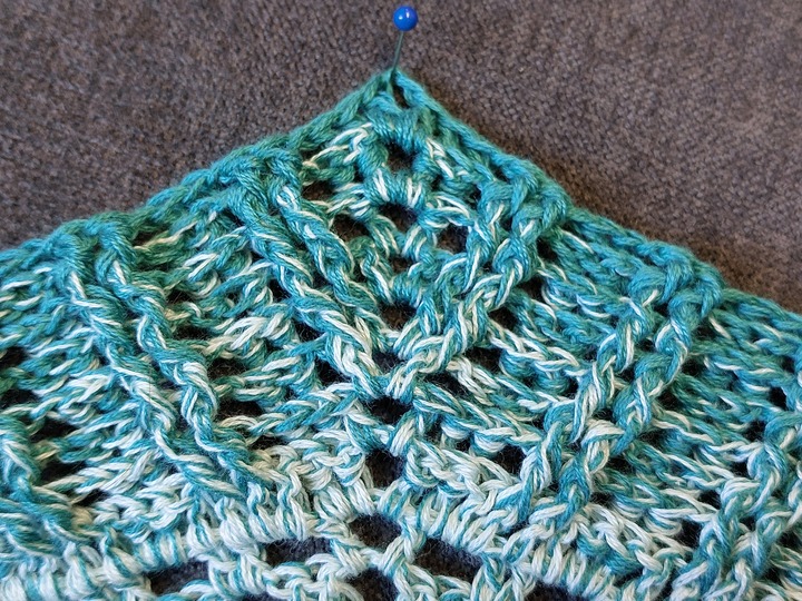 Flaches Dreieckstuch „Yeona BE“ - Häkelanleitung