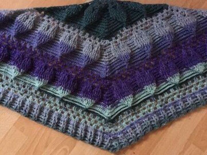 Flaches Dreieckstuch „Yeona BE“ - Häkelanleitung