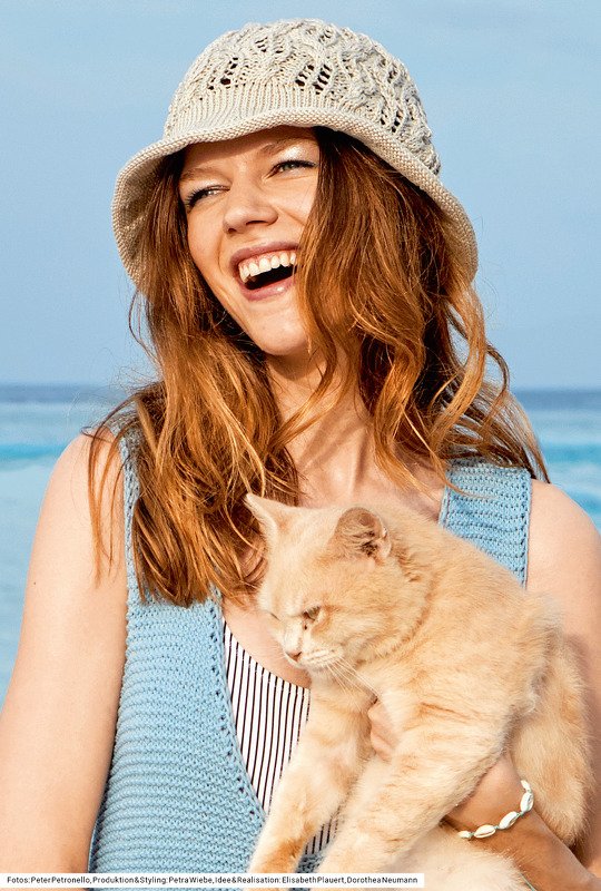 Minikleid in Hellblau und Hut in Beige - Bild 2