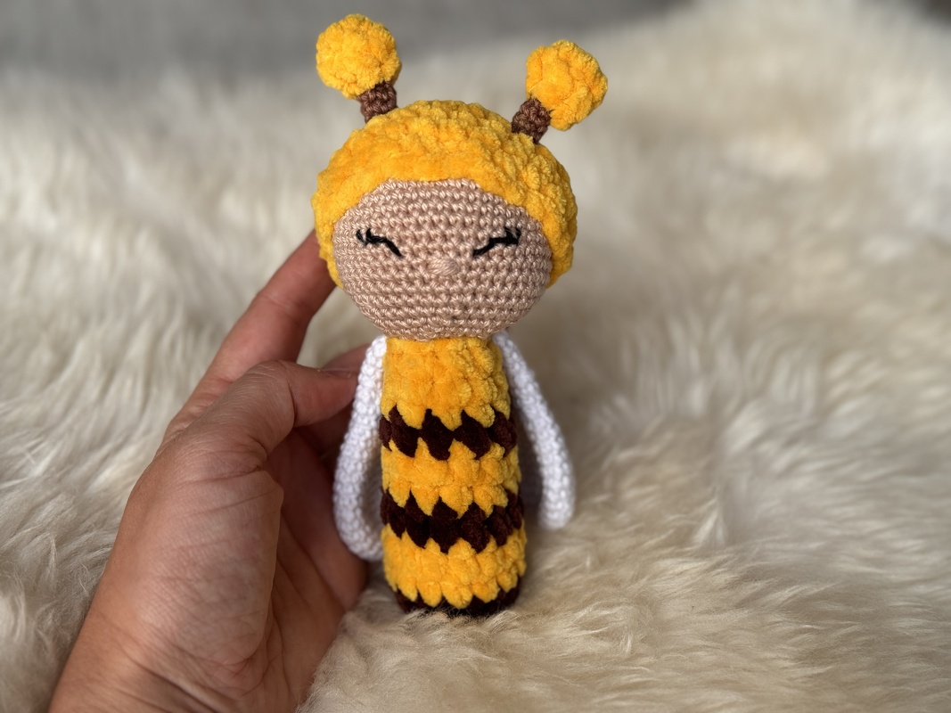 Crochet Pattern - Bella the Bee, the sweet baby rattle