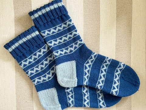 Blaue Socken mit Lettischem Muster (Größe 38 bis 40)