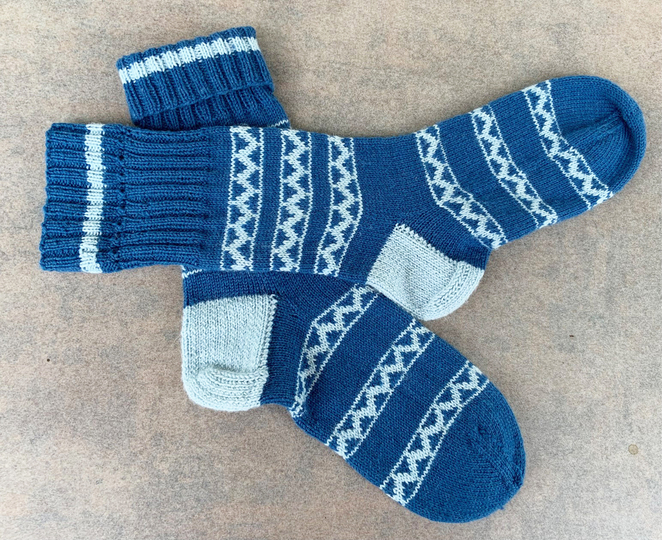Blaue Socken mit Lettischem Muster (Größe 38 bis 40)