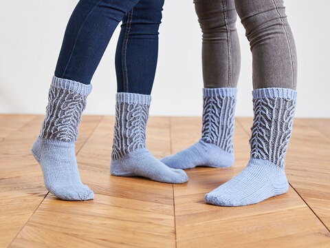 SOCKEN & SOFASOCKEN IN HELLBLAU/HOLZ