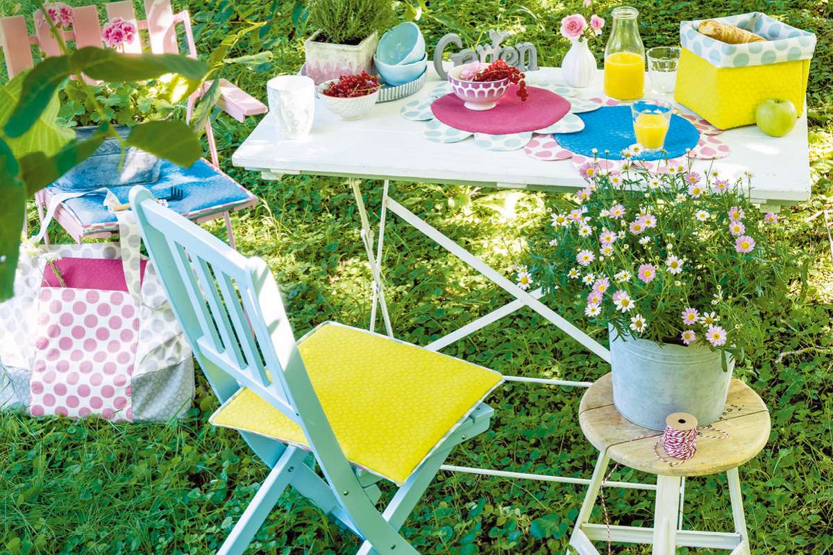 Genähtes Sommer-Set aus Platzdeckchen, Körbchen, Kissen und Tasche