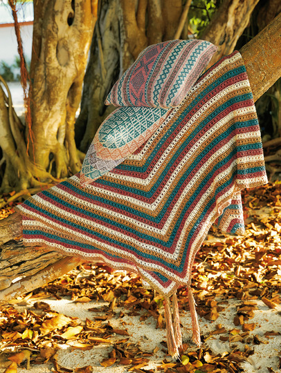 Kissen und Decke im Mustermix