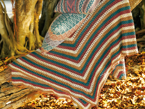 Kissen und Decke im Mustermix