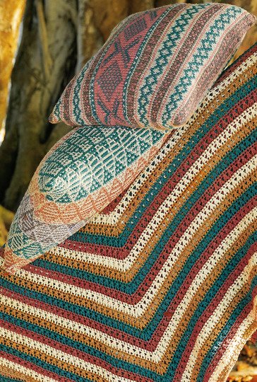 Kissen und Decke im Mustermix
