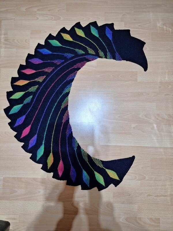 Halbmondförmiger gestrickter Drachenschwanz-Schal, schwarz mit regenbogenfarbenen Einsätzen an der Kante