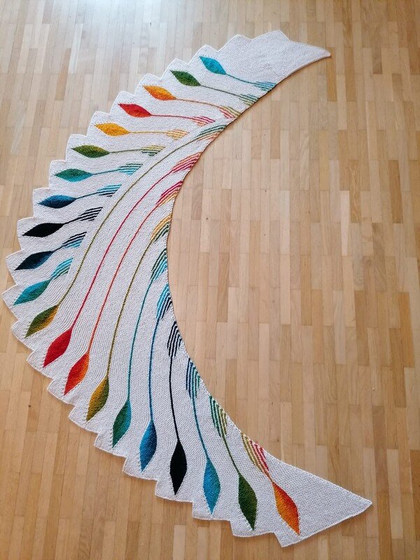 Asymmetrischer gestrickter Drachenschwanz-Schal mit bunten, reihenförmigen Blattmotiven