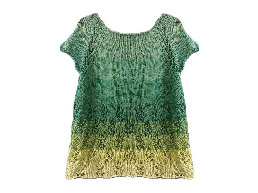 Kurzärmeliges gestricktes Shirt in Grün‑Gelb mit Ajourmuster am Saum und an den Schultern
