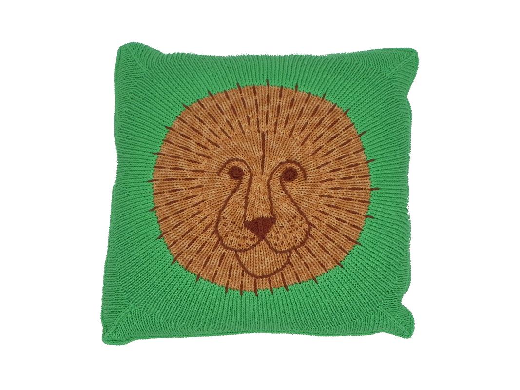Grüner gestrickter Kissenbezug mit braunem Löwenkopf