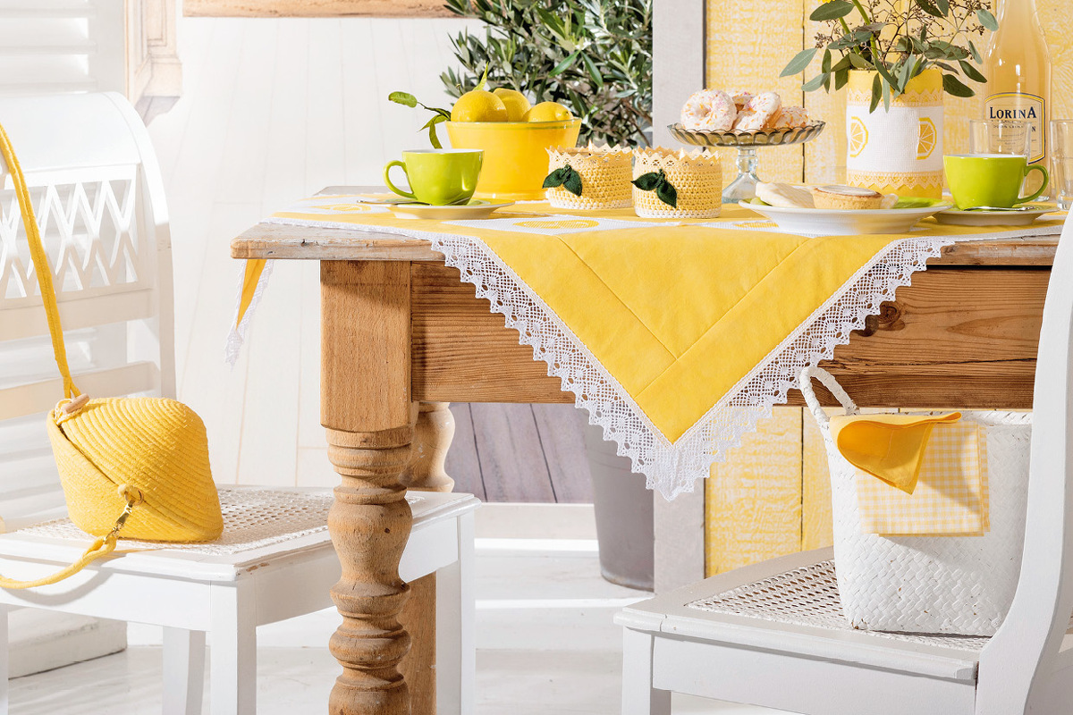 Sommerliches Näh- und Stick-Set aus Tischdecke, Vase, Windlicht und Tasche in Zitronengelb