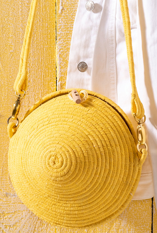 Sommerliches Näh- und Stick-Set aus Tischdecke, Vase, Windlicht und Tasche in Zitronengelb