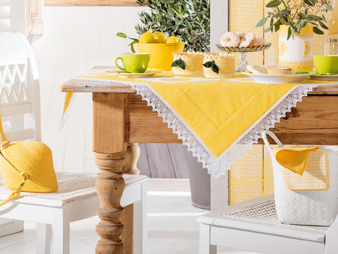 Sommerliches Näh- und Stick-Set aus Tischdecke, Vase, Windlicht und Tasche in Zitronengelb