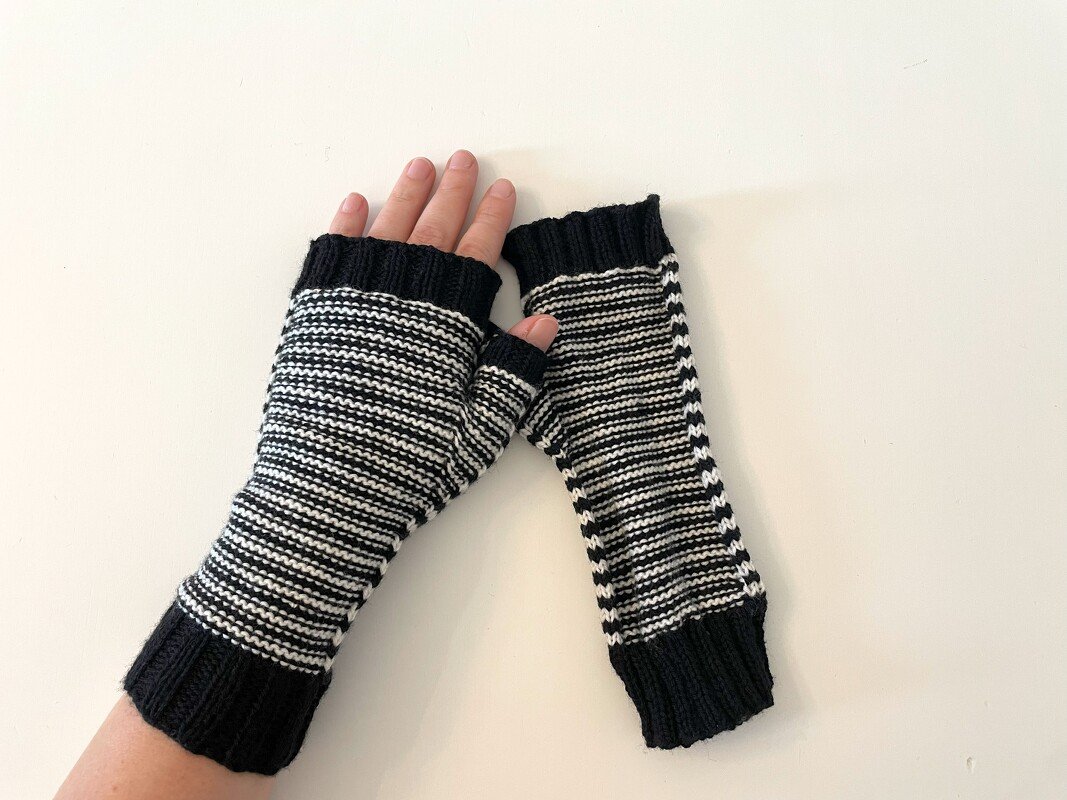 Armstulpen Anleitung: Stricke deine eigenen Düsterblume Stulpen