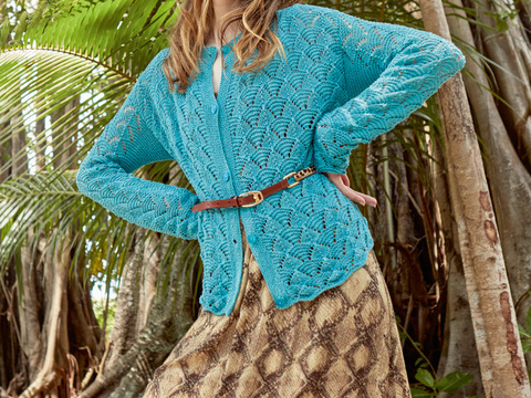 Türkisfarbene Strickjacke im Ajourmuster