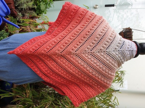 Gehäkeltes Dreieckstuch im Farbverlauf von Rot zu Beige mit Noppenmuster, Streifen und Lochreihen